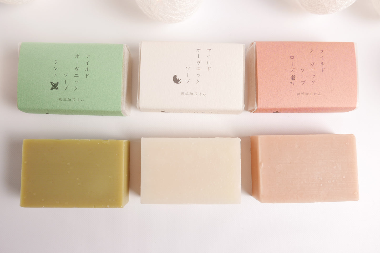 お肌に優しい「やさしい石けん」 お肌への負担をなるべくかけないように、厳選された天然原料を配合した、肌に優しい無添加石鹸です。職人がひとつひとつ手間をかけて手作りしています。保湿成分たっぷりのしっとりとした洗い上がりです。無添加・無着色・無香料(科学的な着色料や合成香料は一切使用してません)。